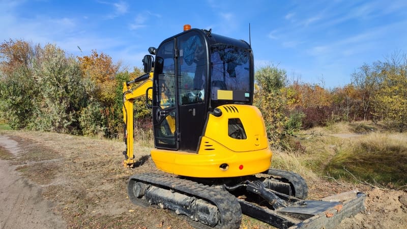 Learners operating construction equipment under expert supervision during CPCS training courses - Enhancing operational skills and safety at Catway Training